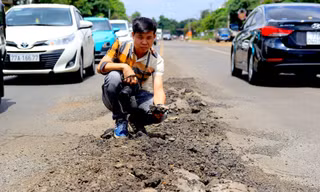 Những 'ụ đất' kỳ lạ trồi lên tại Quốc lộ 19
