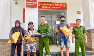 Thanh thiếu niên đến trụ sở Công an xã Tiên Lục đổi pô xe độ lấy gạo thơm.