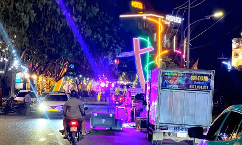 Bày bàn ghế, ca hát giữa đường ở Pleiku gây nguy cơ mất an toàn giao thông