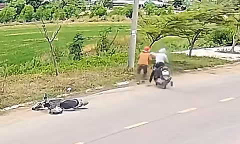 Giật dây chuyền vàng xong tên cướp quay lại đe doạ nạn nhân đưa nốt mặt dây