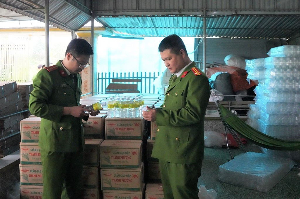 Khởi tố chủ cơ sở sản xuất 60.000 lít giấm giả bằng axit công nghiệp tại Nghệ An