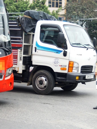Hà Nội: CSGT xử lý nhiều xe đón khách sai quy định, xe tải dừng bán hoa quả 'trá hình' trên đường Giải Phóng