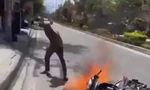 Bắt khẩn cấp đối tượng đốt xe máy khi bị CSGT kiểm tra