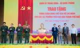 Trao tặng tượng chân dung Chủ tịch Hồ Chí Minh cho 40 phường, xã tại Huế