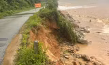 Bờ biển cạnh đường giao thông ở xã Phú Lộc bị sạt lở nghiêm trọng, nguy cơ gây chia cắt đi lại.