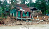 Rùng mình những ngôi nhà chênh vênh bên miệng ‘thủy thần’ ở Huế