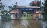 Bão chưa tới Huế đã ngập nặng, toàn bộ học sinh được nghỉ học