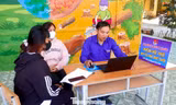 Đến từng thôn bản 'gỡ khó công nghệ' cho bà con làm thủ tục hành chính