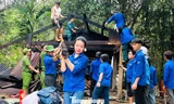'Áo xanh' vùng sạt lở giúp người dân dựng lại nhà, khắc phục hậu quả mưa lũ