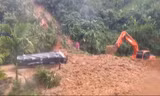 Hàng tấn đất đổ vùi lên chiếc xe tải, tài xế may mắn thoát chết trong gang tấc. Ảnh V. Phức