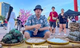 Khách Tây gói bánh chưng, nhảy sạp, đập niêu ở bờ biển Đà Nẵng