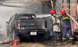 Cháy kho chứa đồ tại Đà Nẵng, thiêu rụi xe bán tải 
