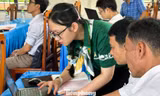 Chiến sĩ Mùa hè xanh 'cõng' lớp học số lên xã Lìa