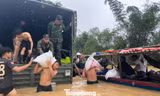 Bộ đội 'cõng' hàng tấn lương thực, thực phẩm vào vùng ngập ở Đà Nẵng