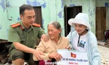 Tuổi trẻ công an Đà Nẵng tiếp sức bà con vùng lũ Đắk Lắk, Đà Nẵng dựng lại nhà cửa