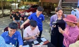Đoàn viên ‘1 kèm 1’ hỗ trợ người dân Đà Nẵng làm thủ tục trực tuyến 