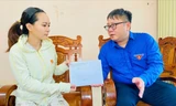 Thăm hỏi gia đình đoàn viên tử nạn khi khắc phục hậu quả của bão