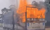 Xe tải bất ngờ bốc cháy dữ dội trên Quốc lộ 1