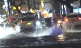 Mưa xối xả, nhiều tuyến phố Đà Nẵng ngập trong biển nước