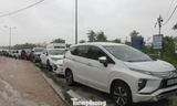 Hàng trăm ô tô ở Đà Nẵng xếp hàng dài lên tuyến đường dẫn của cầu để 'chạy' lụt