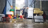 Mưa trở lại, nước tràn vào chợ, tiểu thương Đà Nẵng nháo nhác dọn hàng trong đêm