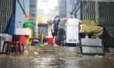 Mưa trở lại, nước tràn vào chợ, tiểu thương Đà Nẵng nháo nhác dọn hàng trong đêm