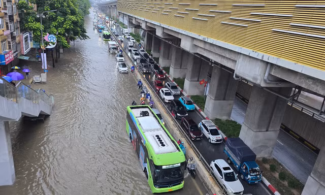 Hà Nội: Cận cảnh hàng ngàn phương tiện "bơi" trên đường