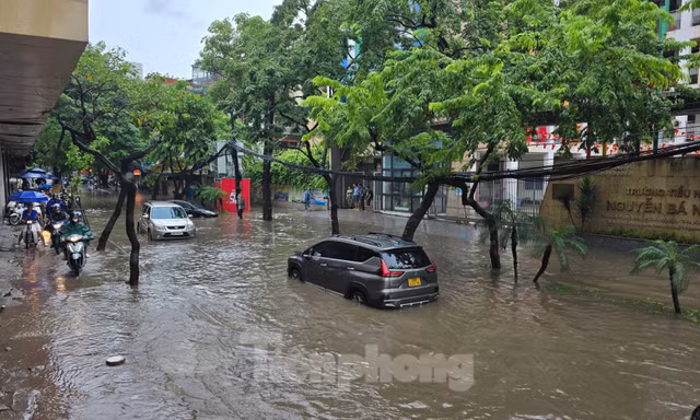 Xe chết máy vì mưa ngập, gần trưa phụ huynh vẫn loay hoay tìm cách đưa con tới trường 