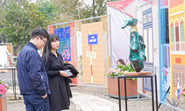 Người dân háo hức check-in trong không gian triển lãm tại Quảng trường phía Đông hồ Hoàn Kiếm