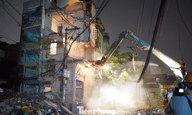 Trắng đêm phá dỡ, giải phóng mặt bằng thi công cầu Trần Hưng Đạo