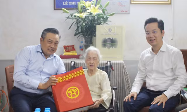Chủ tịch Hà Nội thăm, tặng quà gia đình có công dịp kỷ niệm 78 năm Ngày Thương binh - Liệt sĩ