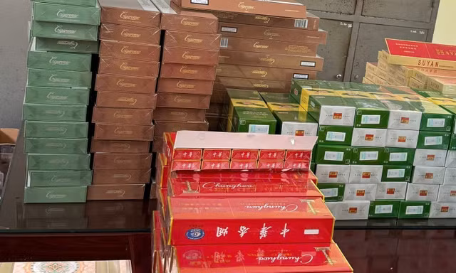 Bán thuốc lá nhập lậu, chủ cửa hàng tạp hóa bị khởi tố