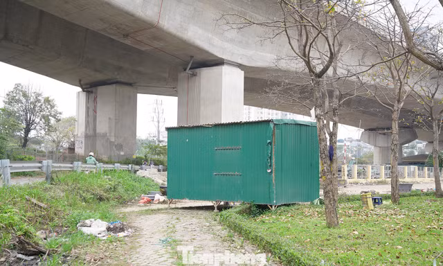 Cận cảnh sự xuống cấp khó tin tại vườn hoa cửa ngõ Thủ đô