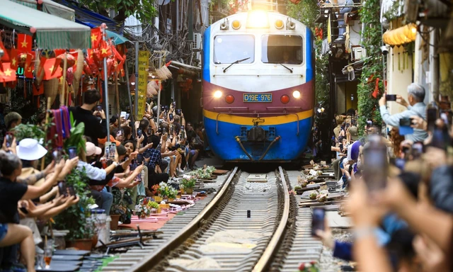 Hà Nội đề xuất không chạy tàu qua phố cà phê nổi tiếng