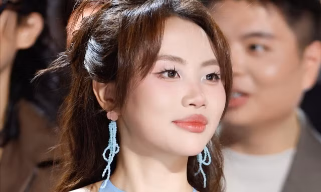 Phương Mỹ Chi khóc