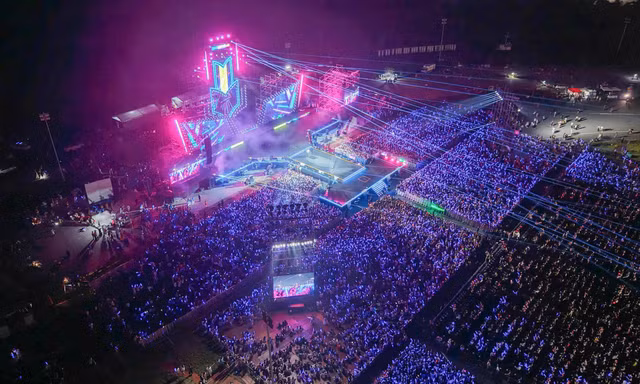 Bản hit tỷ view thổi bùng sức nóng của 20.000 người ở concert Thanh xuân