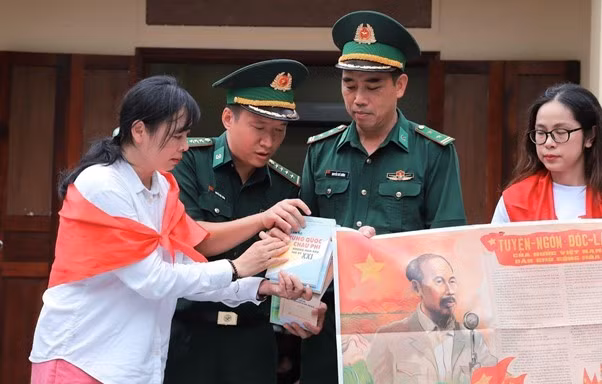 Dâng hương tại Đài tưởng niệm Pò Hèn – Bài học về lịch sử và trách nhiệm cho tuổi trẻ tại nơi phên dậu của Tổ quốc