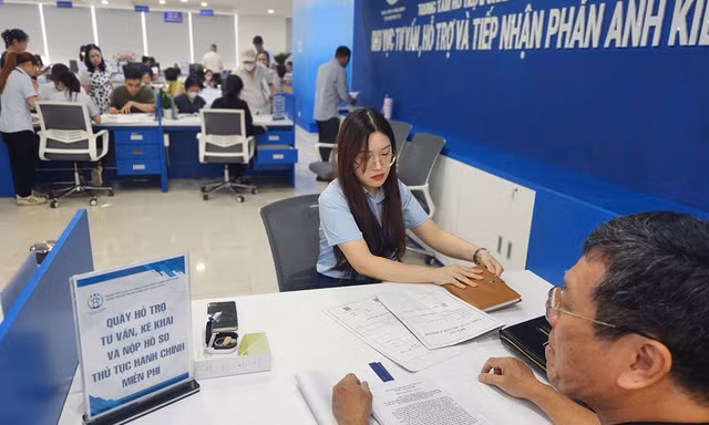 Cán bộ chi nhánh số 1 hỗ trợ người cao tuổi, người khiếm thính