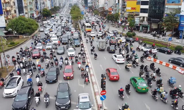Hà Nội chính thức cấm xe máy xăng vào 9 phường phát thải thấp theo khung giờ từ 1/7/2026
