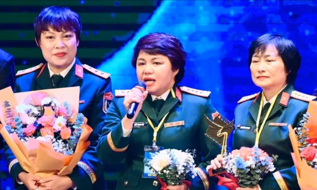 'Mưa đỏ' đánh bại 6 đối thủ