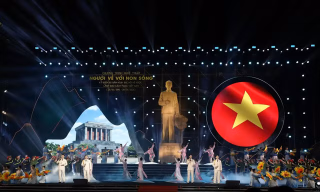 Kỷ niệm 85 năm Ngày Bác Hồ về nước: Tổ chức cầu truyền hình 'Hai tay gây dựng một sơn hà'
