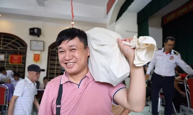 Nỗi lòng nhiều người dân sau cảnh nhận hàng bao tải tiền đền bù dự án 