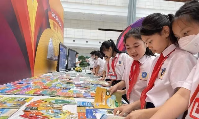 Hà Nội sẽ thực hiện miễn phí sách giáo khoa theo lộ trình từ năm học 2026-2027
