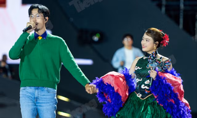 Đen nắm tay Hoàng Thùy Linh trước 30.000 khán giả ở Quảng Ninh