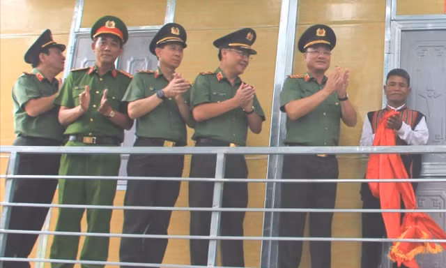 Bộ Công an bàn giao 1.143 ngôi nhà tặng dân 
