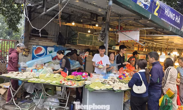 Hà Nội: Nhiều hàng quán tại các điểm di tích 'phơi trần' thực phẩm ăn liền 