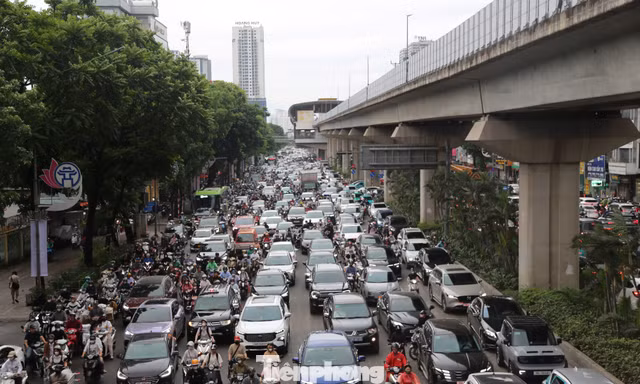 Ùn tắc kéo dài trên Nguyễn Trãi: Dân công sở 'chôn chân' hàng giờ, học sinh đến lớp muộn