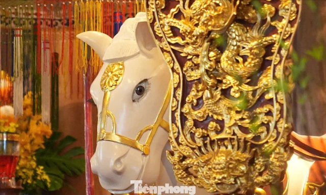 Hàng nghìn người đổ về đền Bạch Mã xin lộc