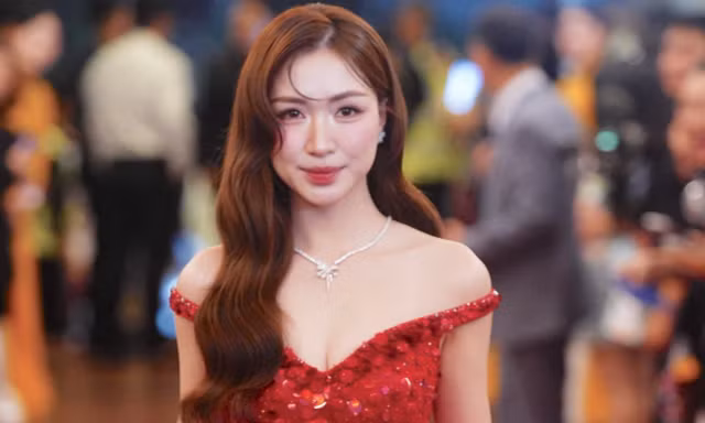 NSND Tự Long, NSND Xuân Bắc, nhạc sĩ Nguyễn Văn Chung và nhiều nghệ sĩ đổ bộ thảm đỏ Cống hiến 