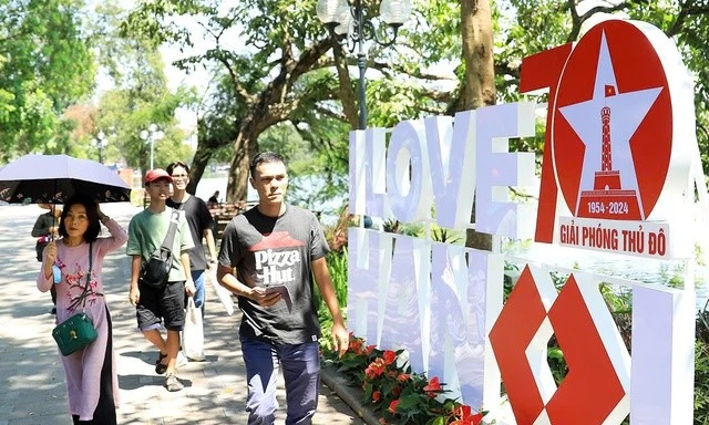 Cách nào giữ chân khách quốc tế ở lại Hà Nội? 